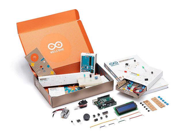 KITUL DE ROBOTICĂ pentru incepători sau avansați oferit de Arduino - SMARTLAB Starter KIT_RO EDITION   imbină imaginația copiilor cu aplicația software Arduino IDE (Integrated Development Environment). Software-ul Arduino (IDE) este ușor de utilizat pentru începători, dar suficient de flexibil și