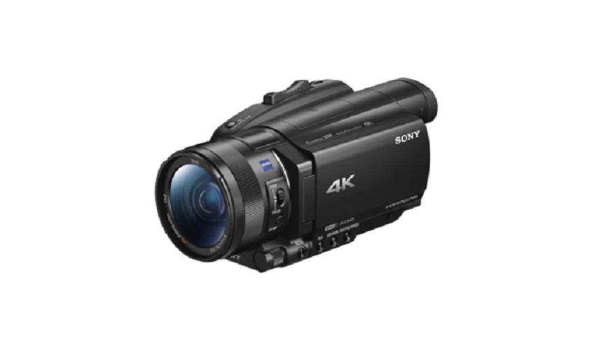 Camera Video 4K Sony FDR-AX700 Black, Handycam® 4K cu focalizareautomata hibrida rapida, senzor CMOS Exmor RS suprapus de tip 1 (13,2 x8,8 mm), procesor de imagine BIONZ X, obiectiv ZEISS Vario-Sonnar® T*,diafragma F2,8-F4,5, zoom optic 12x, zoom digital 192x, vizor OLED de 1cm, ecran tactil LCD